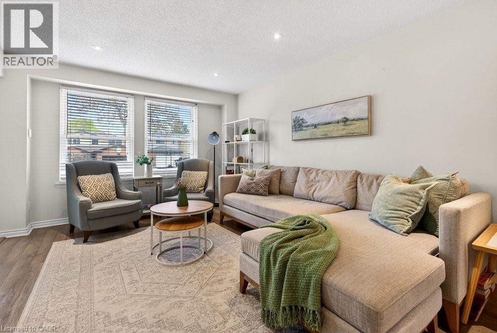 2233 MELISSA Crescent, Burlington, Ontario, L7P3T4 — Photo 2