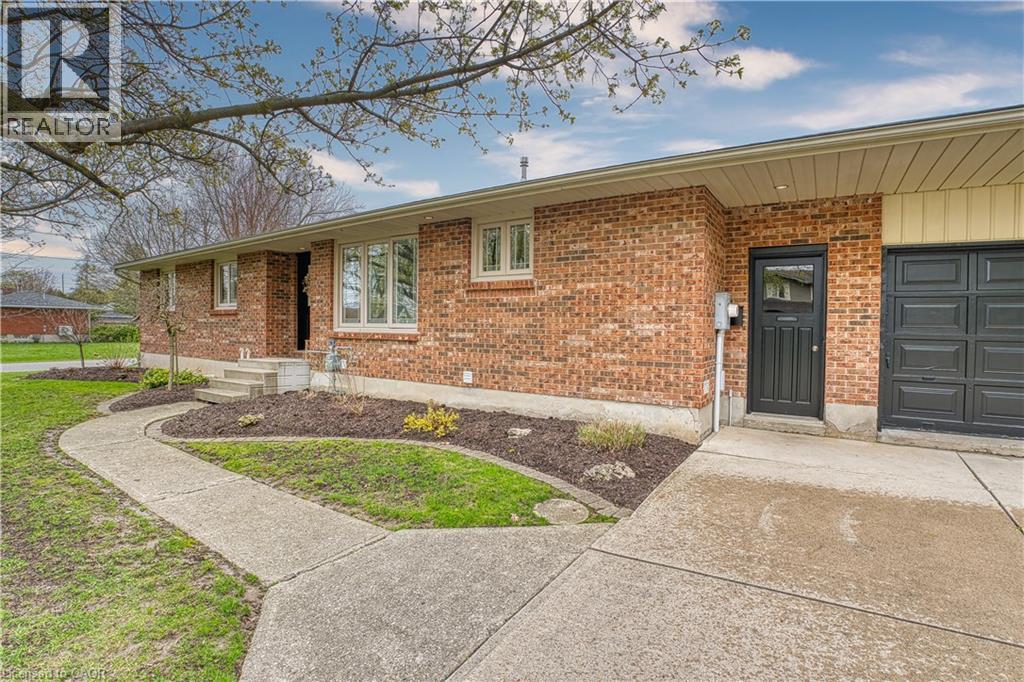 525 BLAKE Street E, Listowel, Ontario, N4W3N6 — Photo 2
