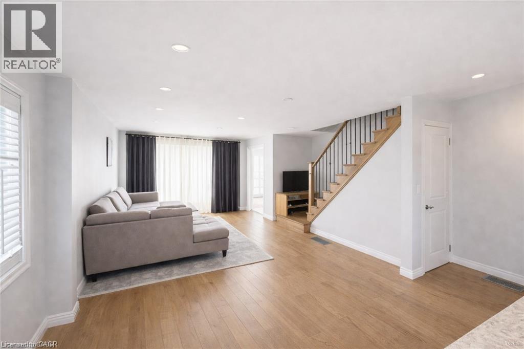 150 OVERLEA Drive, Kitchener, Ontario, N2M1T3 — Photo 3