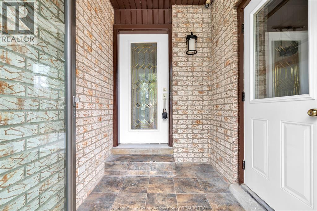 10540 HALSTEAD, Windsor, Ontario, N8R2C4 — Photo 2