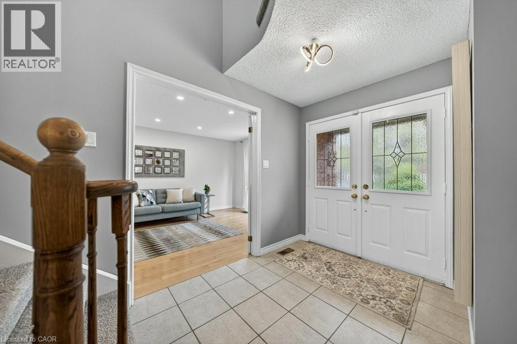 40 OLD MAPLE Lane, Kitchener, Ontario, N2N2L2 — Photo 3