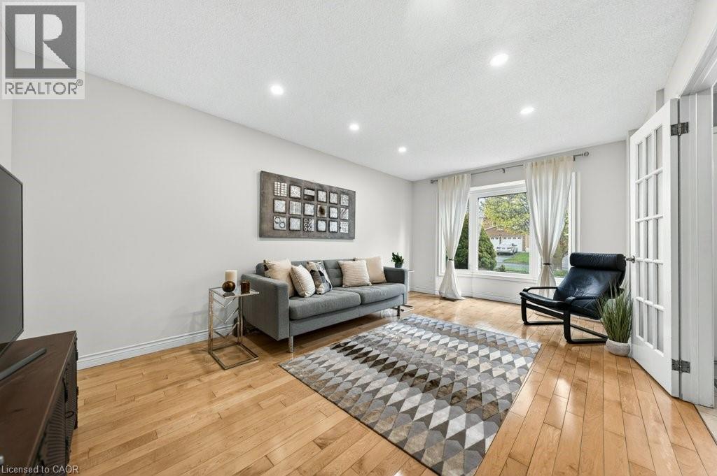 40 OLD MAPLE Lane, Kitchener, Ontario, N2N2L2 — Photo 5