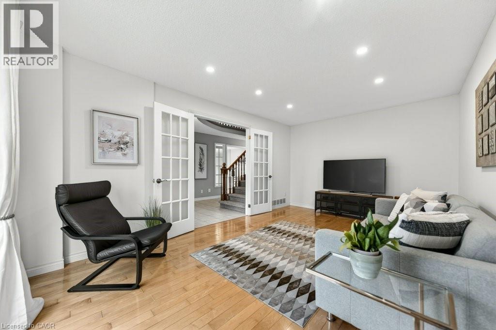 40 OLD MAPLE Lane, Kitchener, Ontario, N2N2L2 — Photo 6