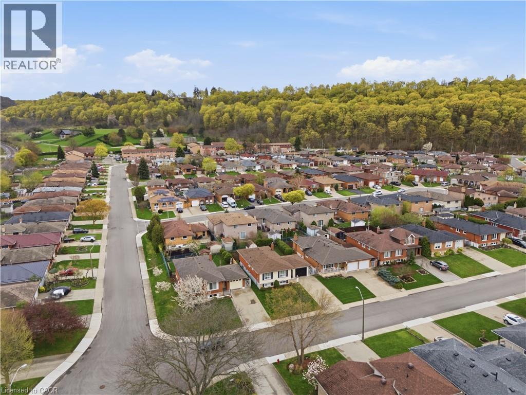 11 MARCELLA Crescent, Hamilton, Ontario, L8K6E0 — Photo 3