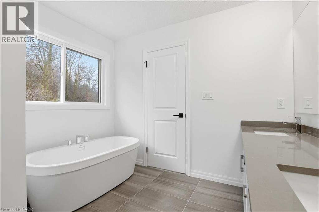 70 QUARRY PARK Drive, Kitchener, Ontario, N2B3F7 — Photo 16