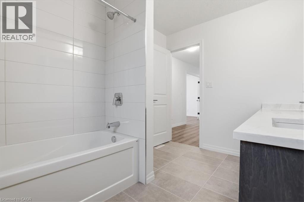 70 QUARRY PARK Drive, Kitchener, Ontario, N2B3F7 — Photo 8
