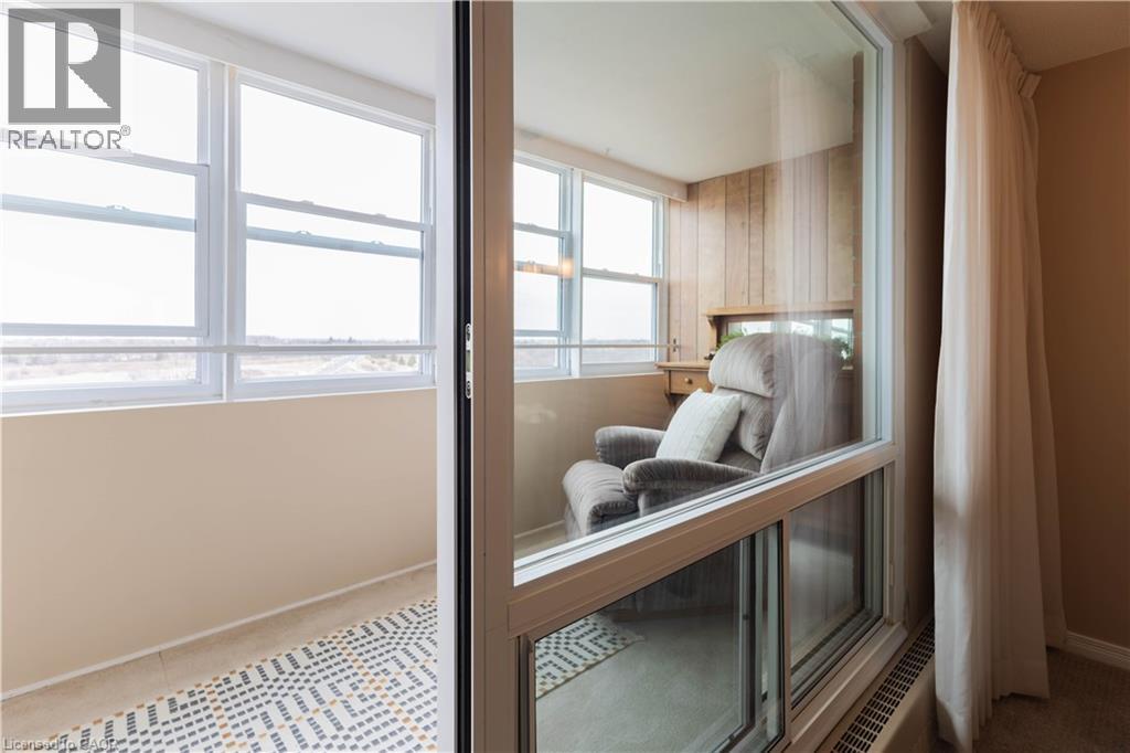 225 HARVARD Place Unit# 1408, Waterloo, Ontario, N2J4H4 — Photo 10