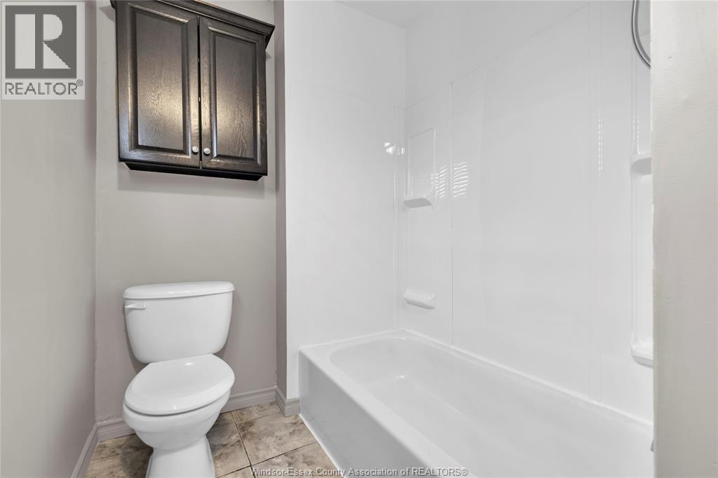 9572 TECUMSEH ROAD, Windsor, Ontario, N8R1A2 — Photo 23
