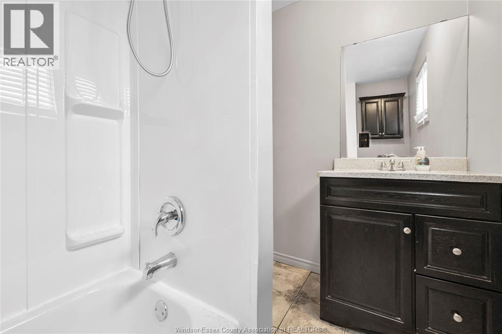 9572 TECUMSEH ROAD, Windsor, Ontario, N8R1A2 — Photo 24