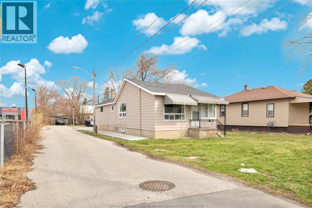9572 TECUMSEH ROAD, Windsor, Ontario, N8R1A2 — Photo 6