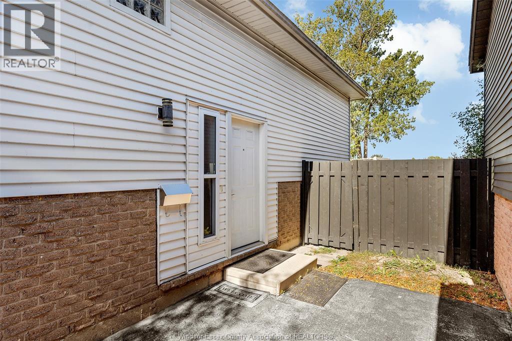 9978 FOREST GLADE COURT Unit# 5, Windsor, Ontario, N8R2B9 — Photo 4