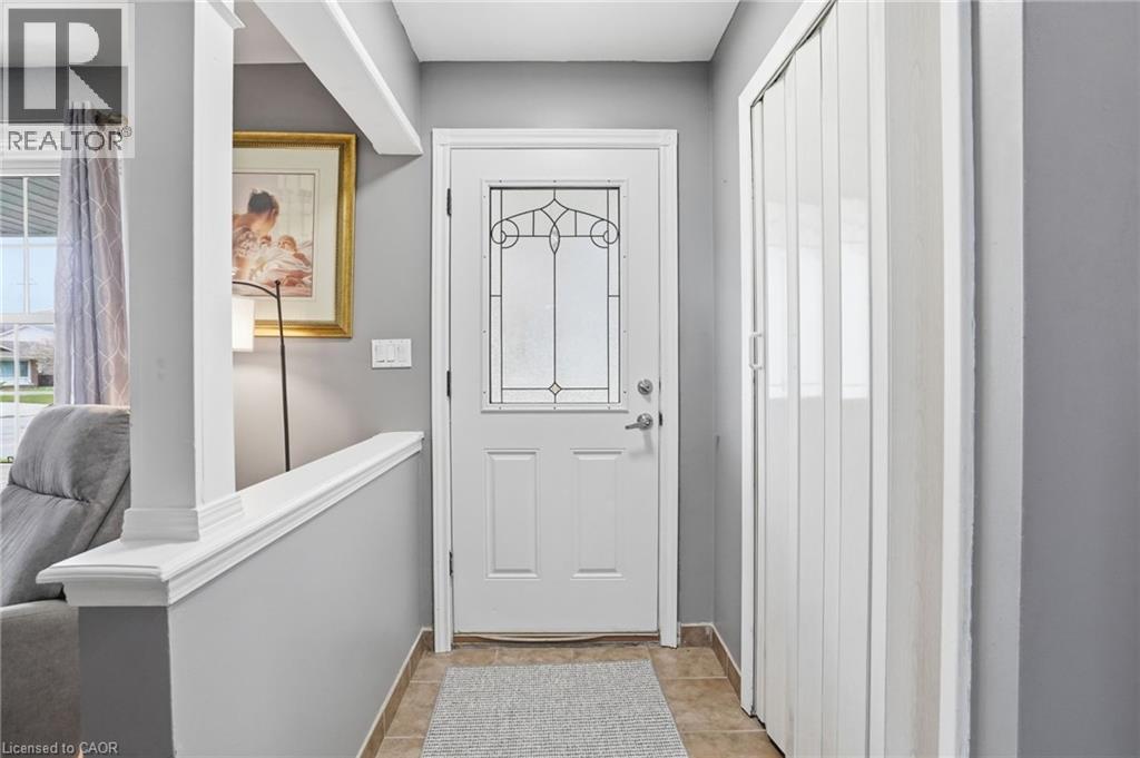 4 CLIFTON DOWNS Road, Hamilton, Ontario, L9C2P2 — Photo 6