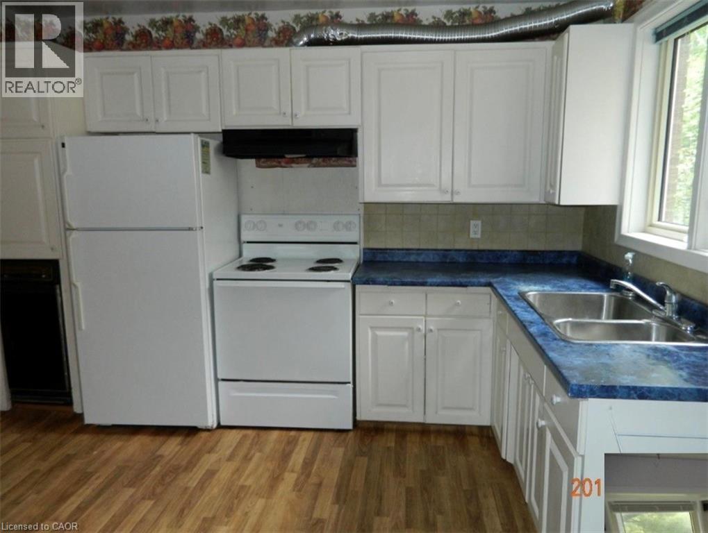 134 GREENBRIER Drive, Waterloo, Ontario, N2L4B5 — Photo 2