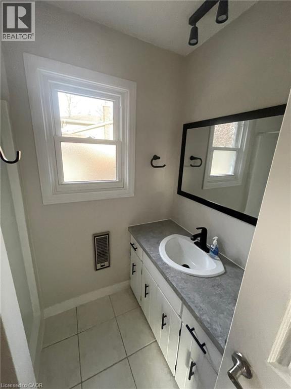 51 BURNESS Drive Unit# upper, St. Catharines, Ontario, L2P1J4 — Photo 9