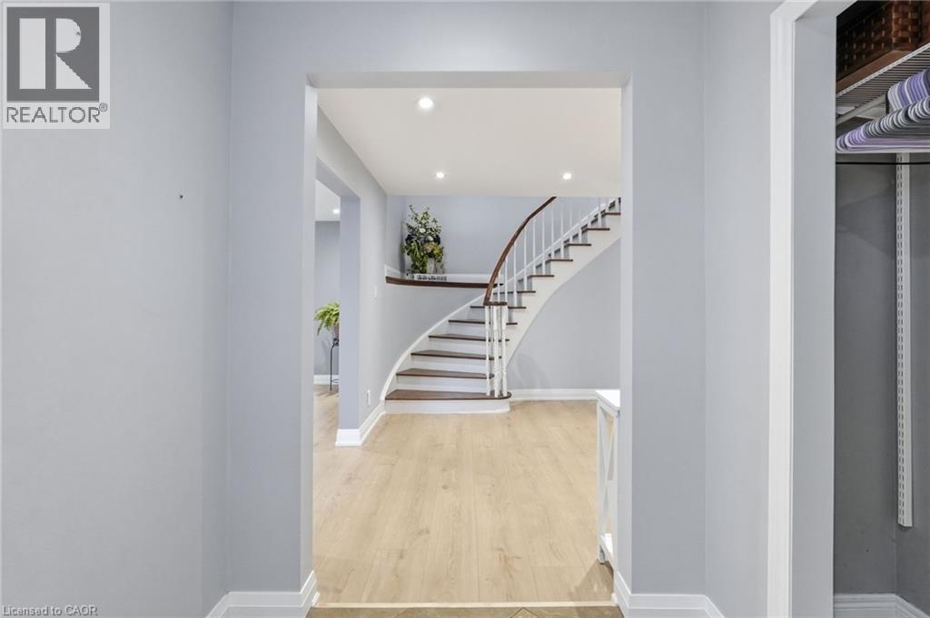 2401 SINCLAIR Circle, Burlington, Ontario, L7P3C2 — Photo 2