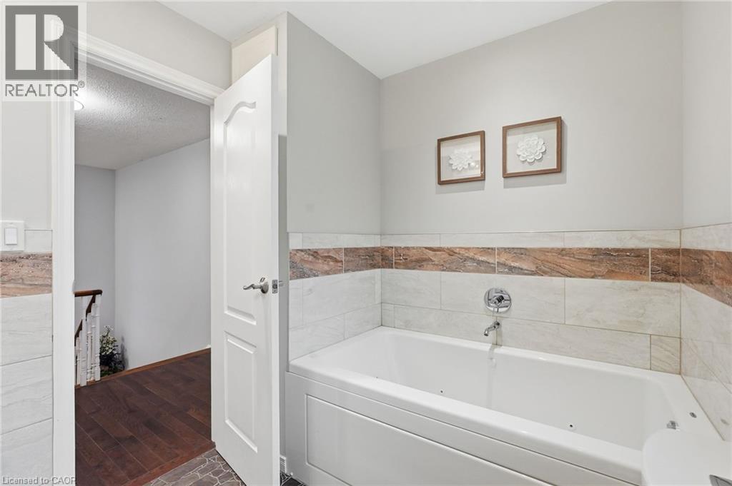 2401 SINCLAIR Circle, Burlington, Ontario, L7P3C2 — Photo 20