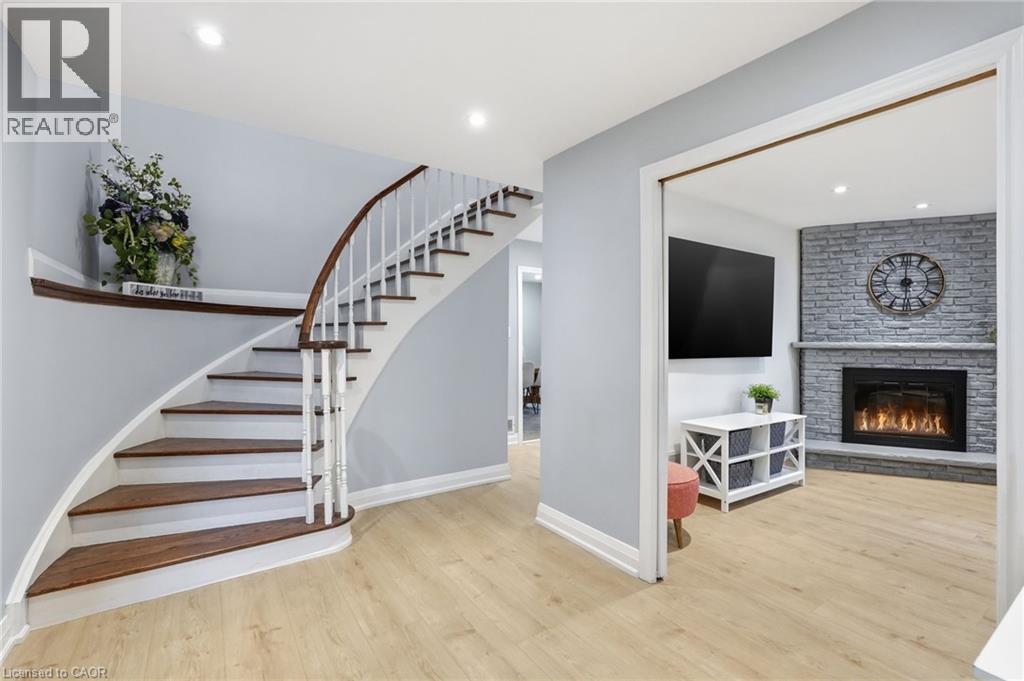 2401 SINCLAIR Circle, Burlington, Ontario, L7P3C2 — Photo 4