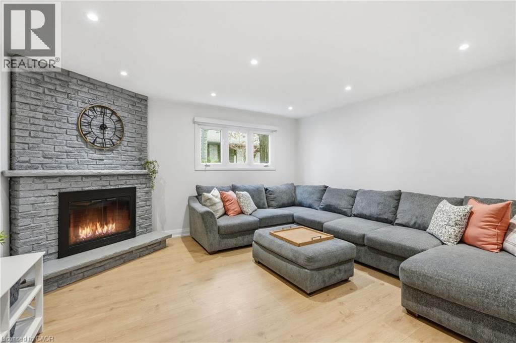 2401 SINCLAIR Circle, Burlington, Ontario, L7P3C2 — Photo 5