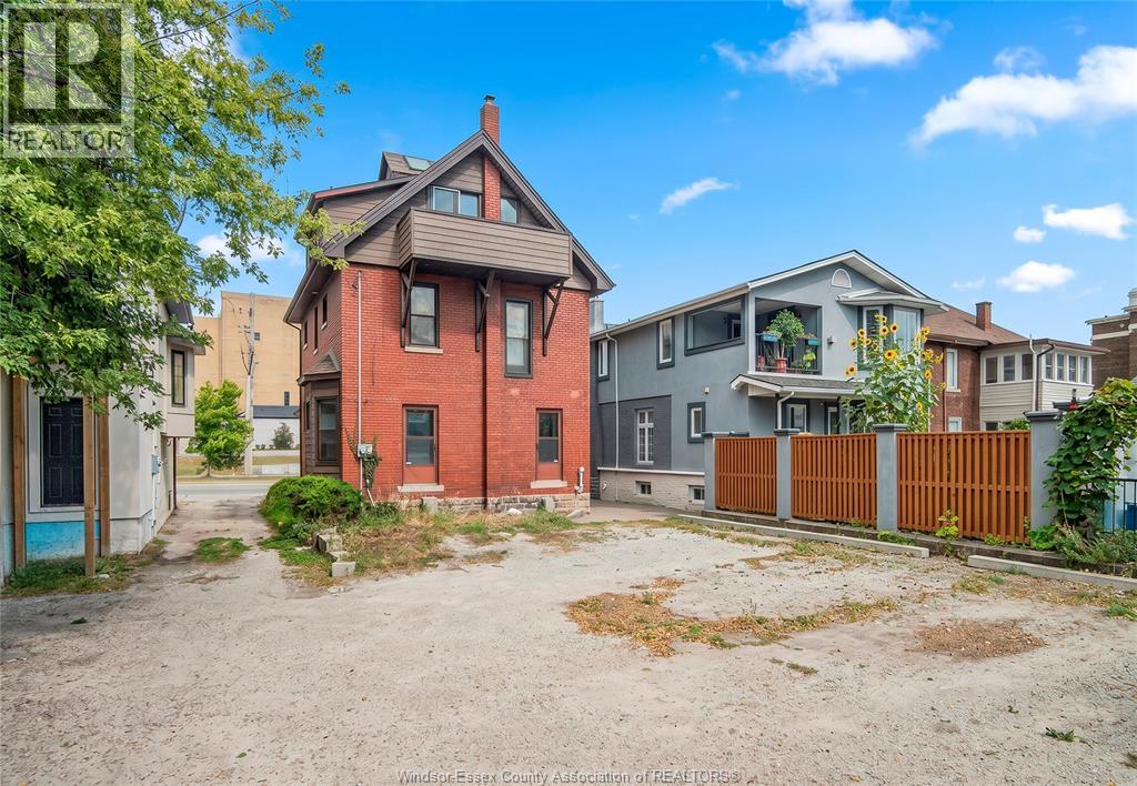 79 GILES BOULEVARD East, Windsor, Ontario, N9A4B8 — Photo 3