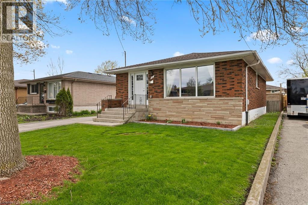 42 ATWATER Crescent, Hamilton, Ontario, L9C2E7 — Photo 2