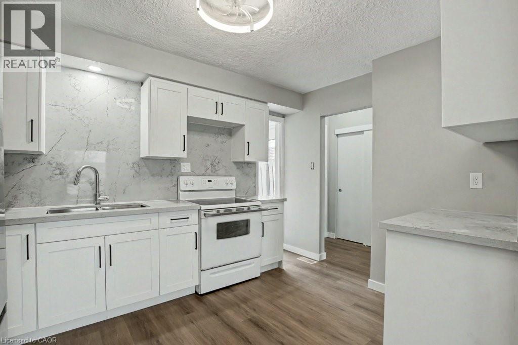 104 RALGREEN Crescent, Kitchener, Ontario, N2M1T9 — Photo 4
