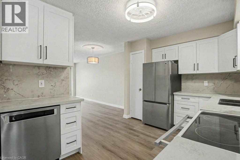 104 RALGREEN Crescent, Kitchener, Ontario, N2M1T9 — Photo 5