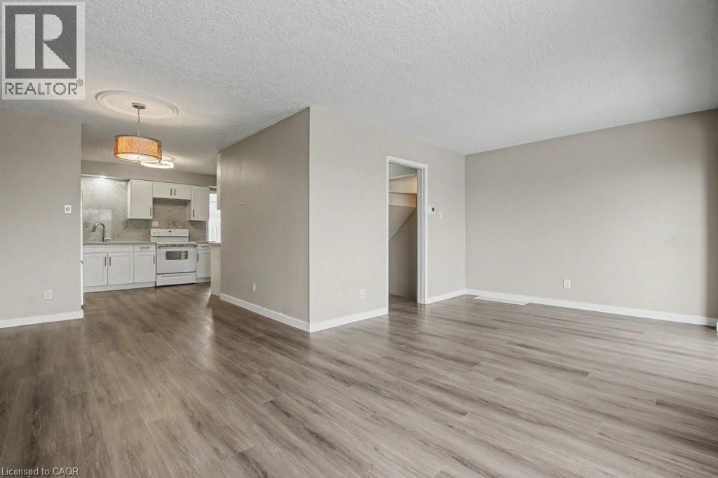 104 RALGREEN Crescent, Kitchener, Ontario, N2M1T9 — Photo 9