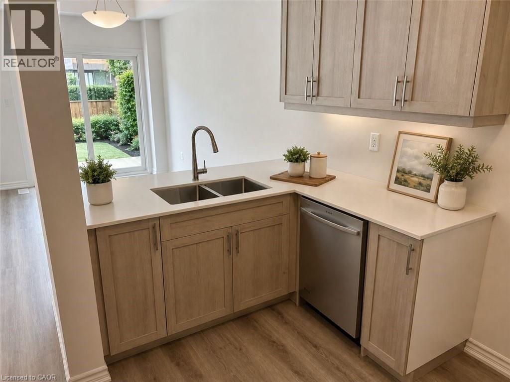 461 BLACKBURN Drive Unit# 102, Brantford, Ontario, N3T0W9 — Photo 3