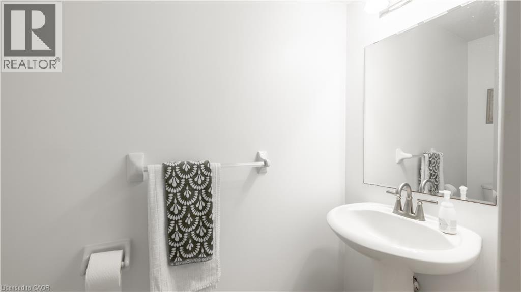 85 BANKSIDE Drive Unit# E34, Kitchener, Ontario, N2N3M4 — Photo 4