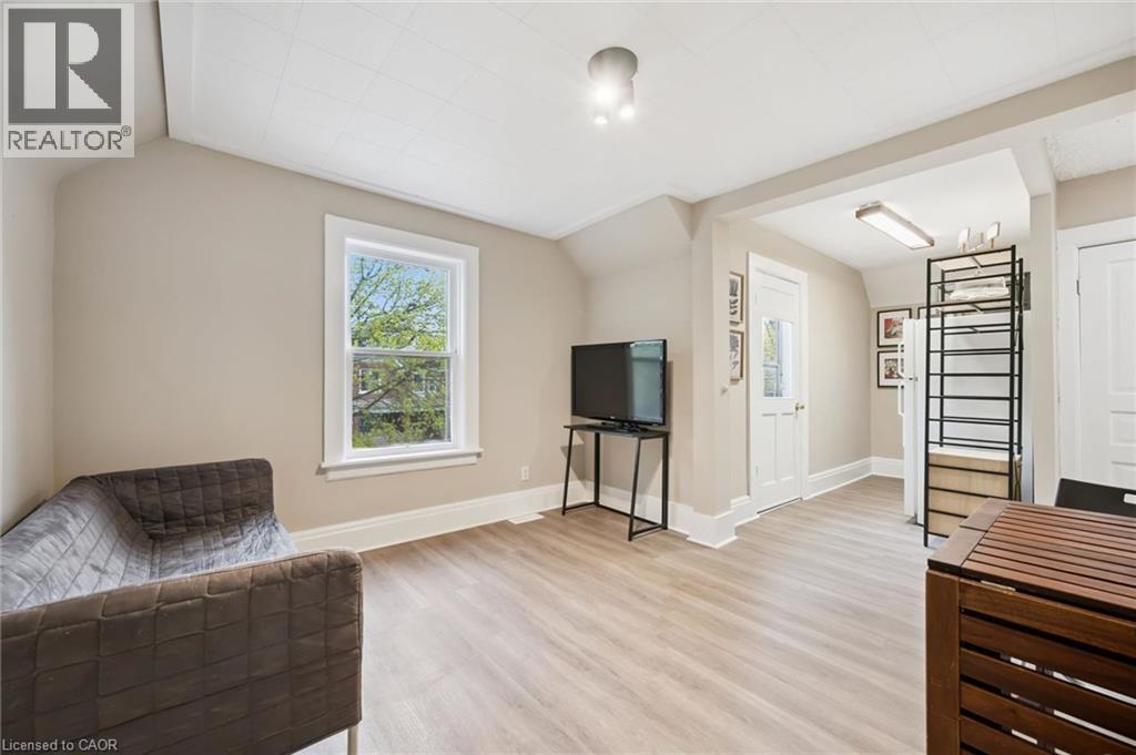 15 GORDON Avenue, Kitchener, Ontario, N2H1N7 — Photo 1