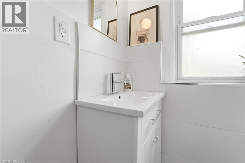 15 AVENUE Place, Welland, Ontario, L3B4B2 — Photo 1